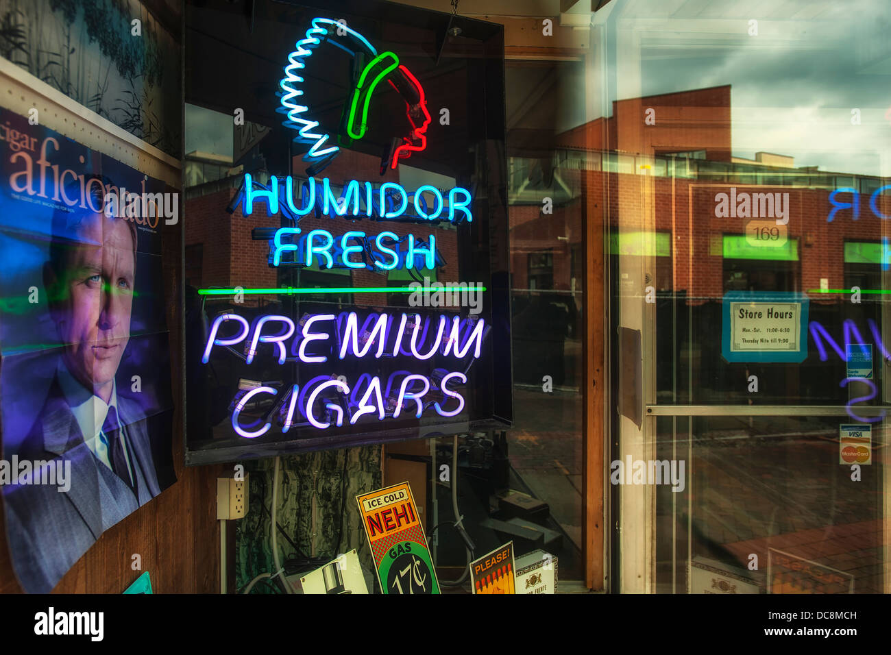 Cigar store cigars hi-res stock photography and images - Alamy