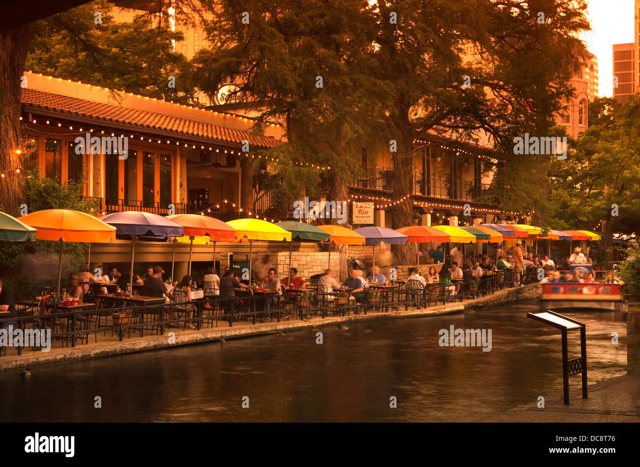 OUTDOOR CAFES RESTAURANTS RIVER WALK DOWNTOWN SAN ANTONIO TEXAS USA