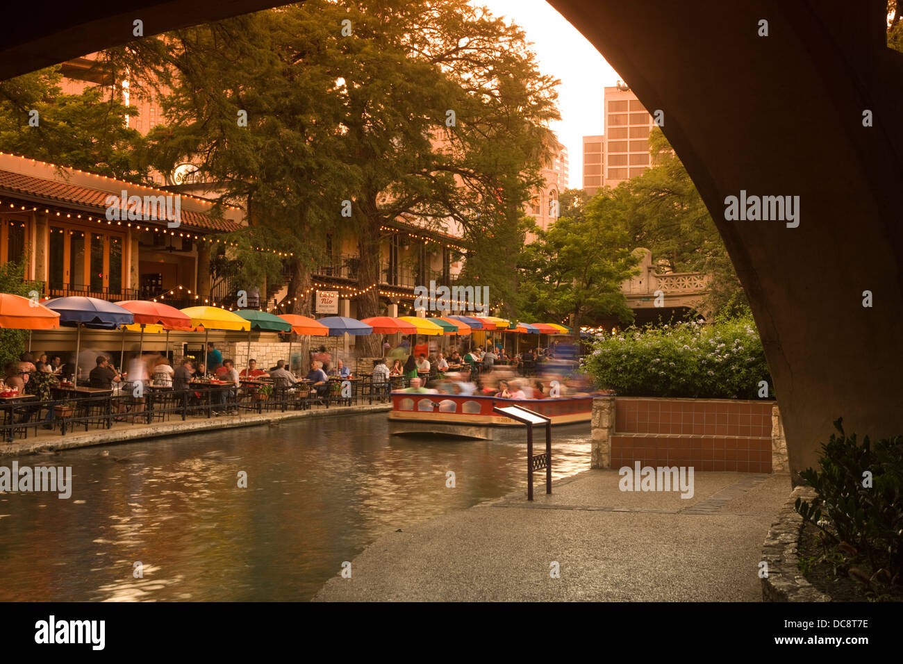 OUTDOOR CAFES RESTAURANTS RIVER WALK DOWNTOWN SAN ANTONIO TEXAS USA