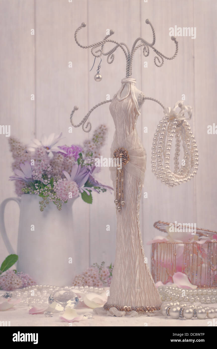 Pretty online jewelry stand