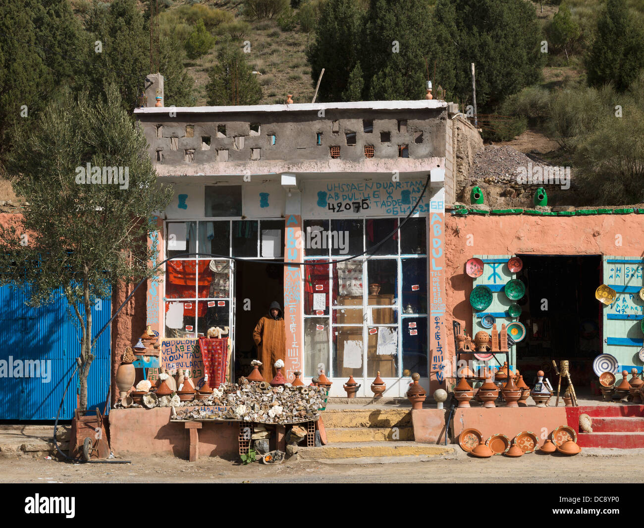 People standing outside a building hi-res stock photography and images ...