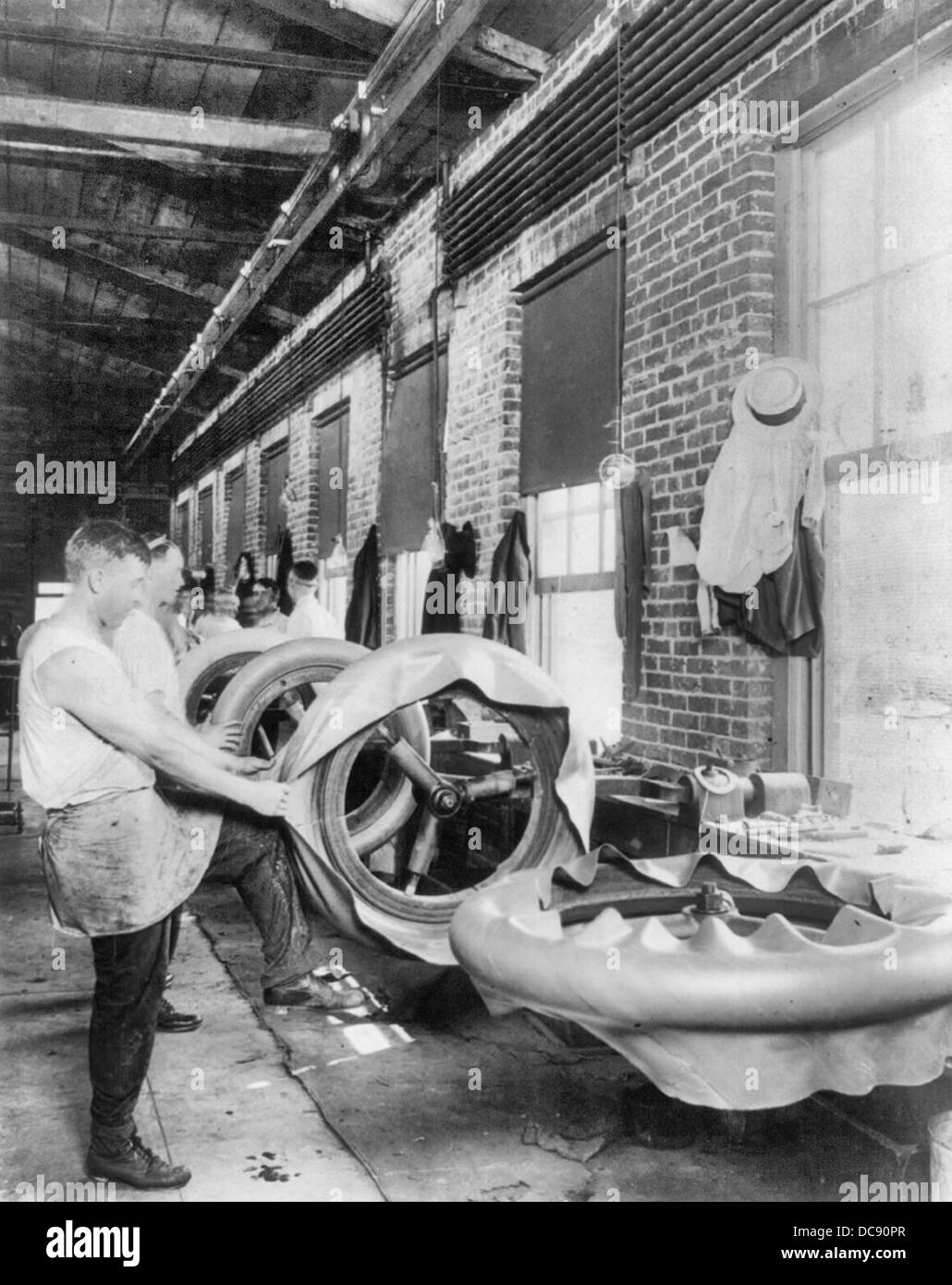 Making hand-made tires - Putting on the first ply, 1916 Stock Photo