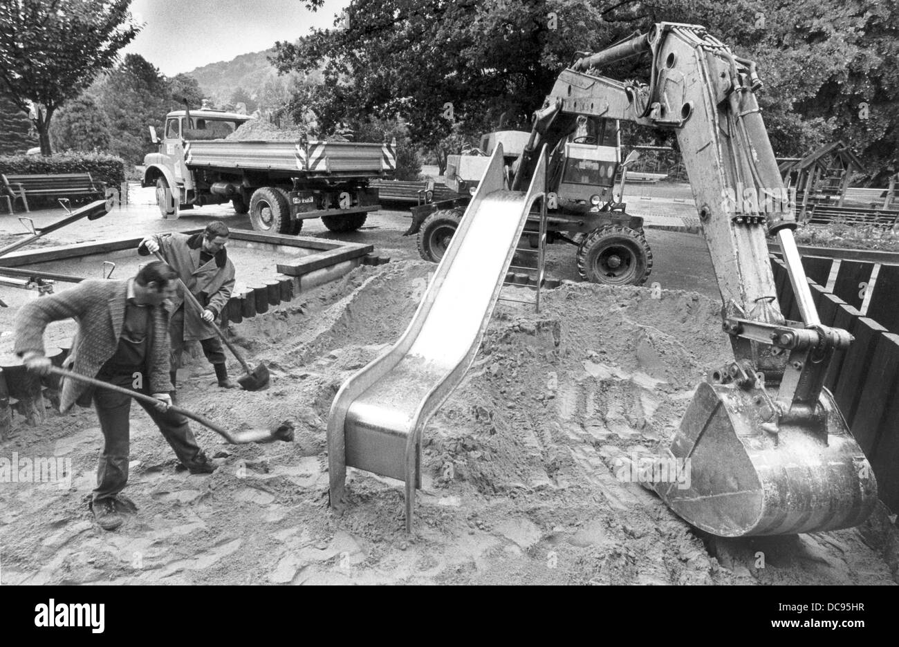 The sand, which might be contaminated by radiation, is exchanged on 125 playgrounds in Freiburg after the nuclear accident of Chernobyl (04.06.1986).  +++(c) dpa - Report+++ Stock Photo