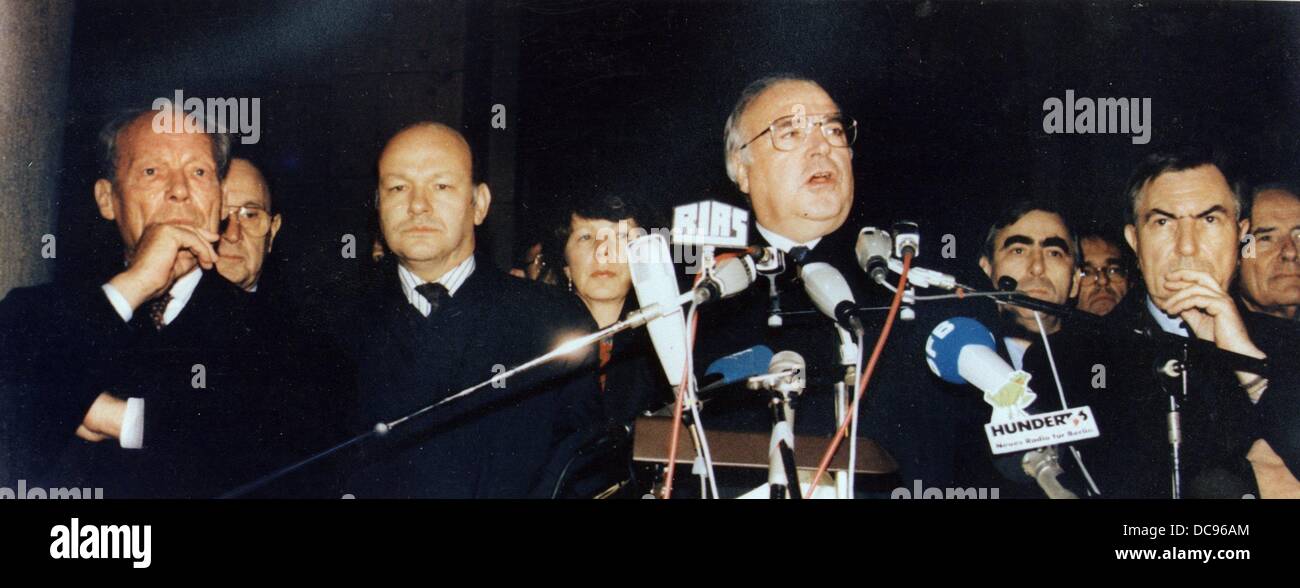 German chancellor Helmut Kohl (C) delivers a speech with former German German chancellor Helmut Kohl (C) delivers a speech with former German