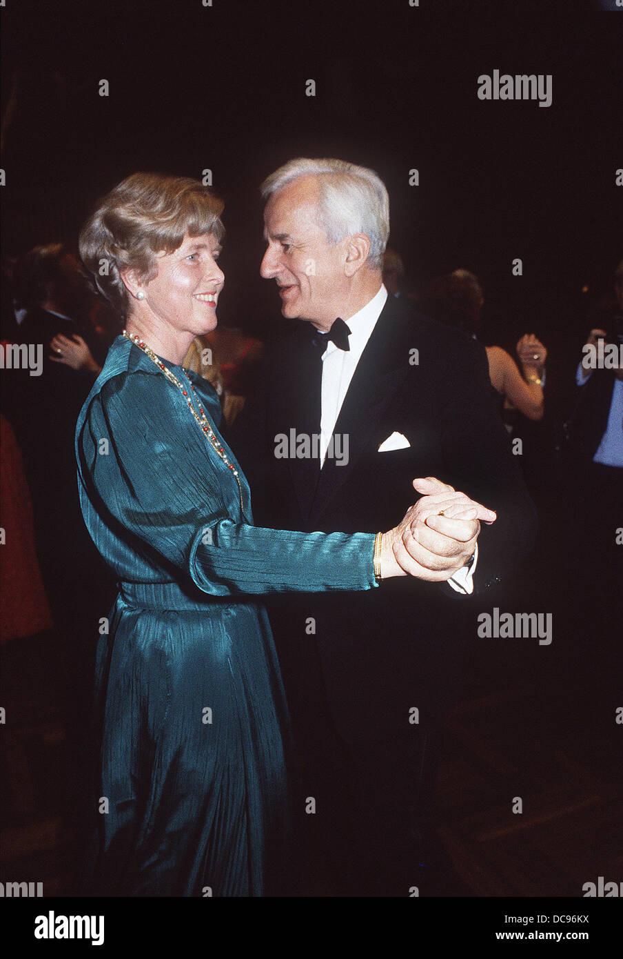 German president Richard von Weizsäcker dances with his wife Marianne at the Federal Media Ball in Bonn in 1985. Stock Photo