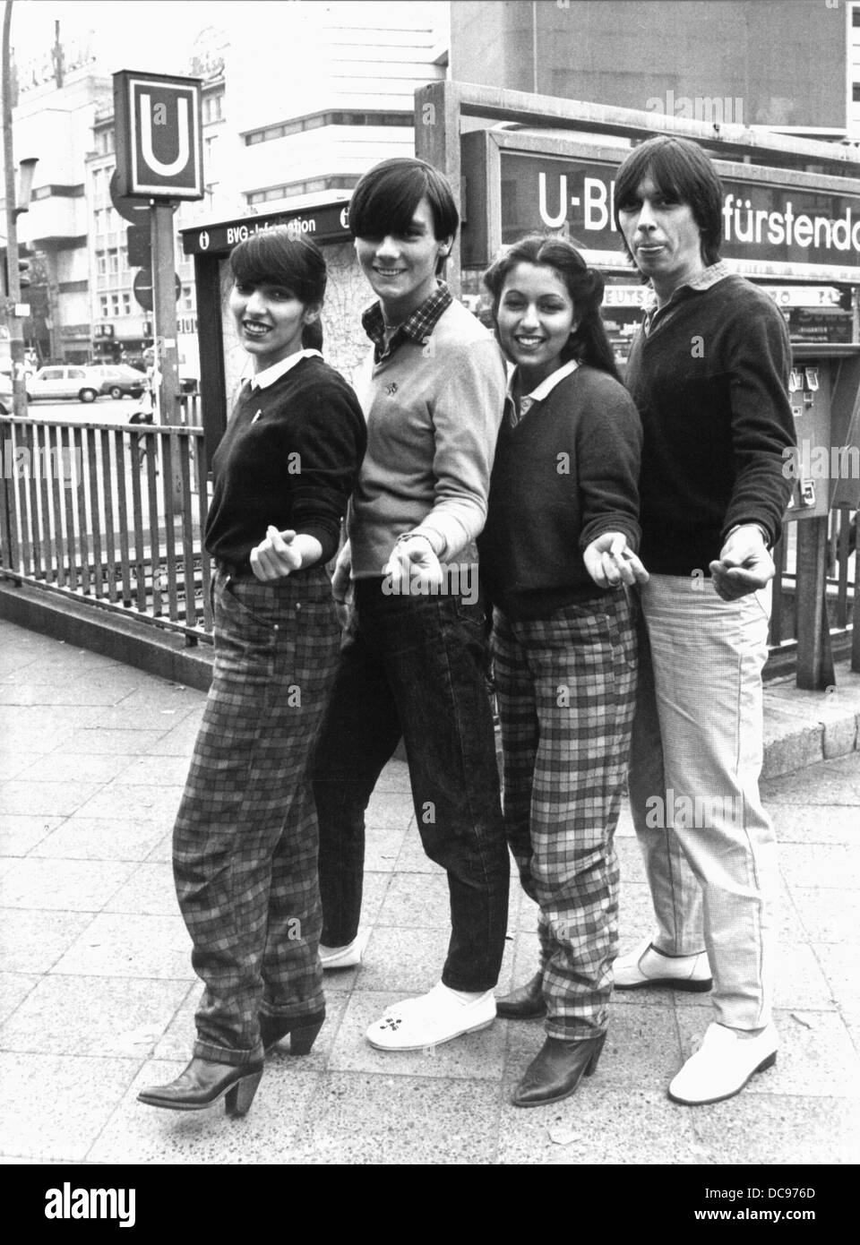 The poppers Edith, Danny, Judy and Dieter (l-r) pose at Kurfuerstendamm in  Berlin on the 23rd of October in 1980. Poppers call themselves neatly and  modernly dressed adolescents Stock Photo - Alamy