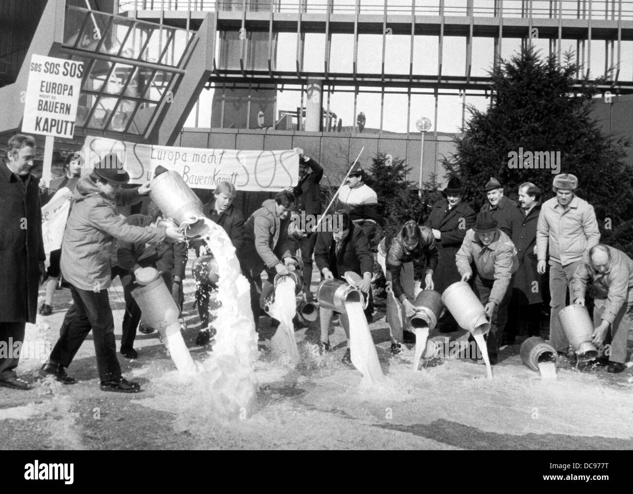 Farmers protest against the limiation of the milk contingent and