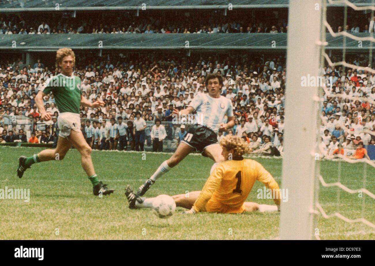 German goalie Harald Schumacher (R) is beaten by Argentinian forward Jorge Valadano (C) as he shoots the ball past Schumacher and scores the 2-0 while German defender Ditmar Jacobs looks on during the 1986 World Cup final Argentina against Germany at the Aztec Stadium in Mexico City, Mexico, 29 June 1986. Argentina won the game by a final score of 3-2 against Germany in front of 114,600 spectators. Mexico won the World Champion title for the second time. Stock Photo