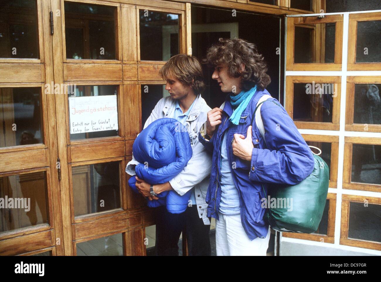 Two young man stand in front of a youth hostel in 1986 Stock Photo - Alamy