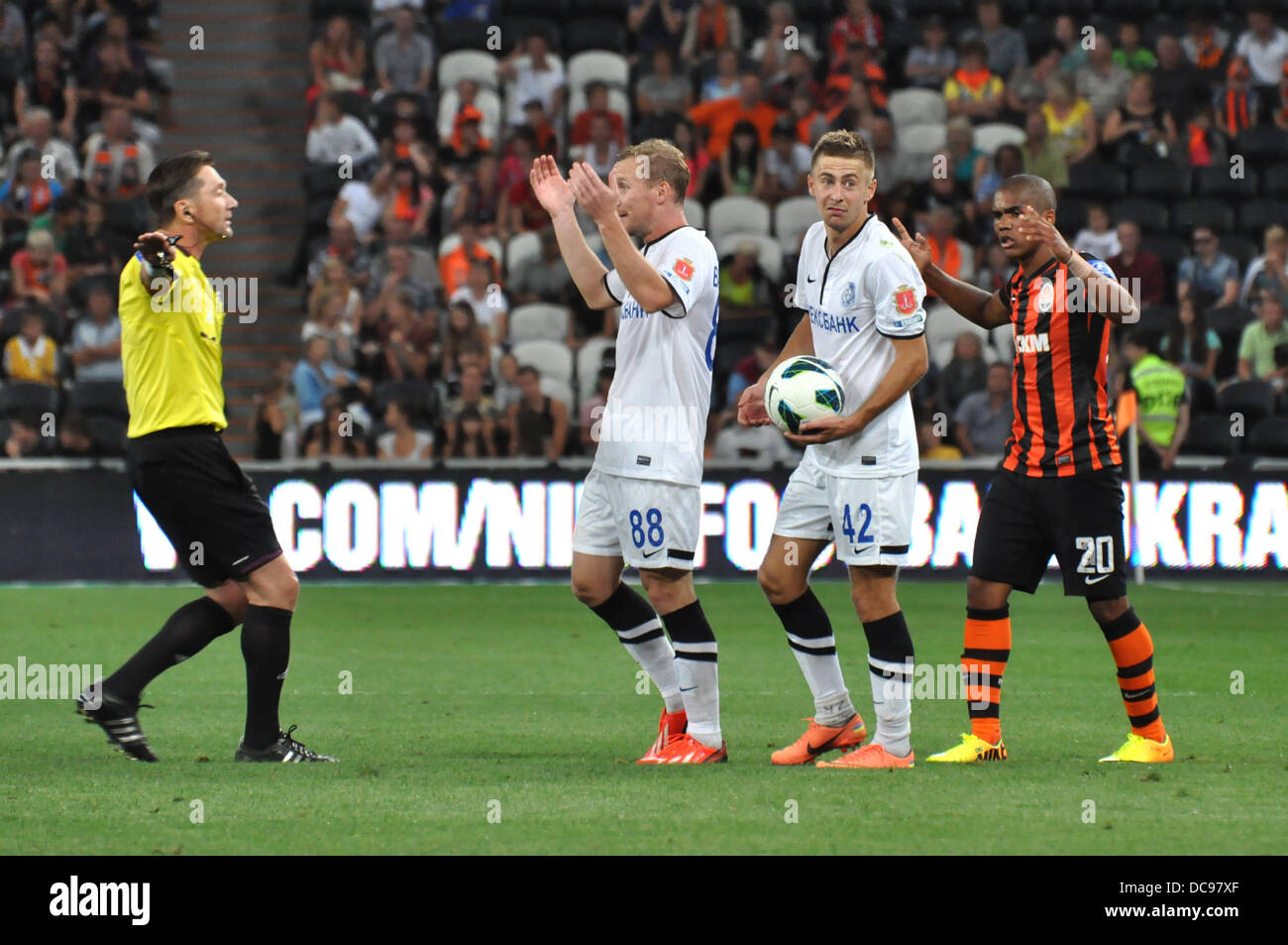 Players arguing with referee hires stock photography and images Alamy