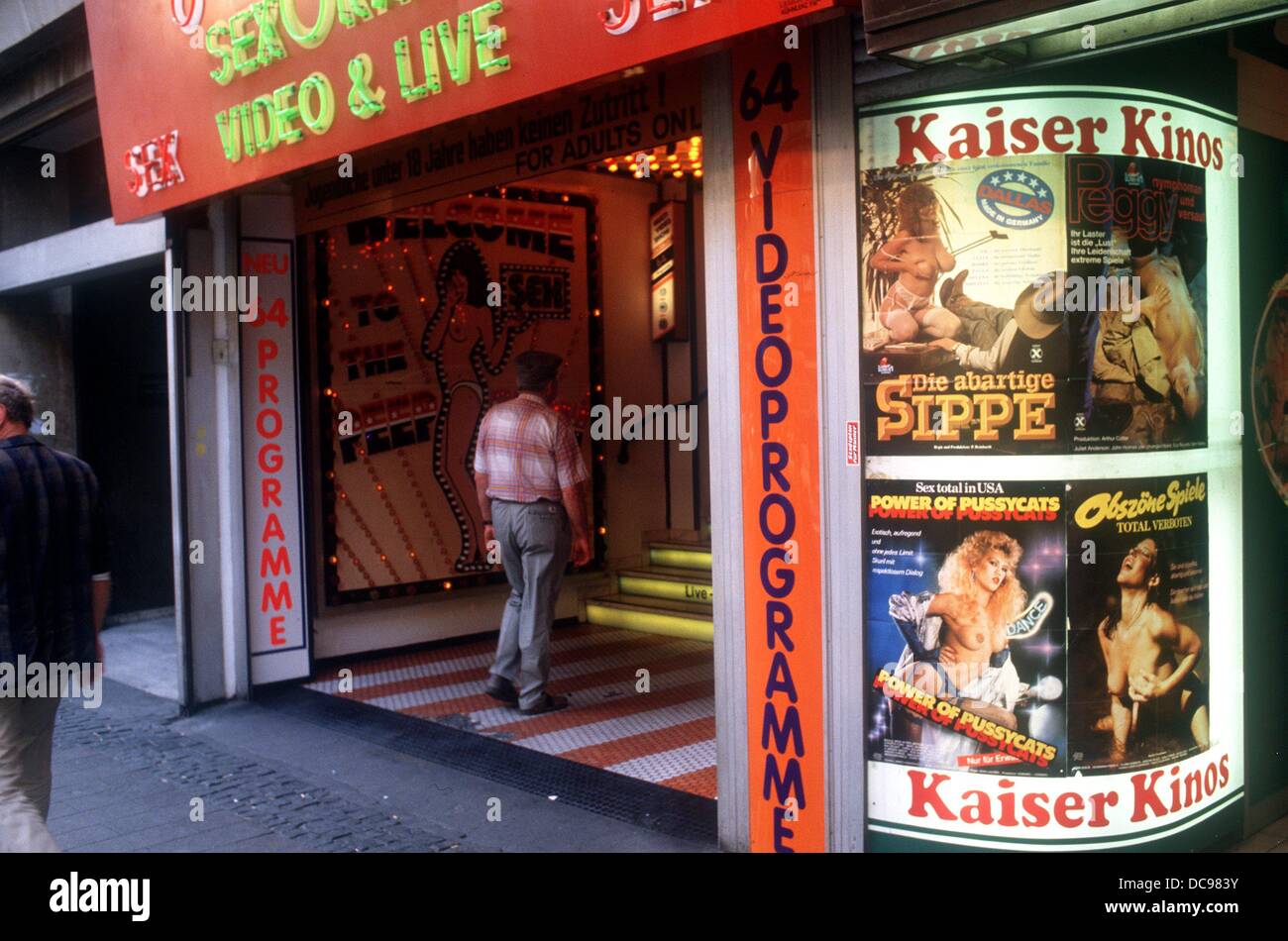 Entry of a sex shop with peep show and porn videos in Kaiserstraße in the area around the central station in Frankfurt, photographed in June 1988 Stock Photo