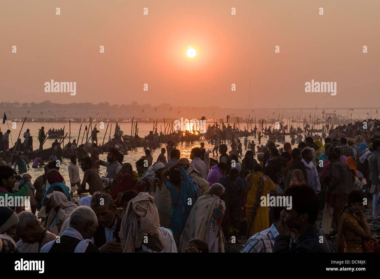 Crowds of people gathering on the Sangam, the confluence of the rivers Ganges, Yamuna and Saraswati, for the holy bath at Stock Photo