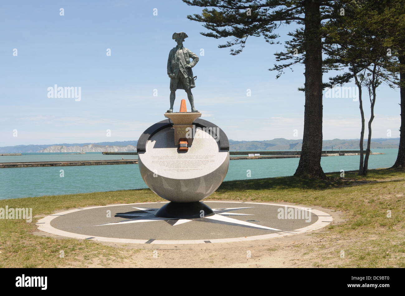 The statue of British Explorer  Captain James Cook  who discovered New Zealand Stock Photo
