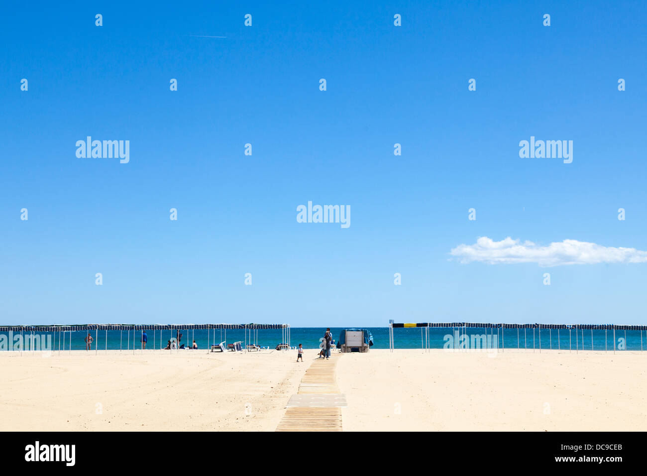 Slatted Ramp Slatted wood wheelchair access ramp to beach at Cambrils, Spain Stock ...