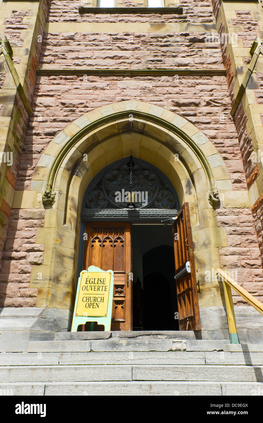 'Church open' bilingual sign at the entrance of a church. Stock Photo