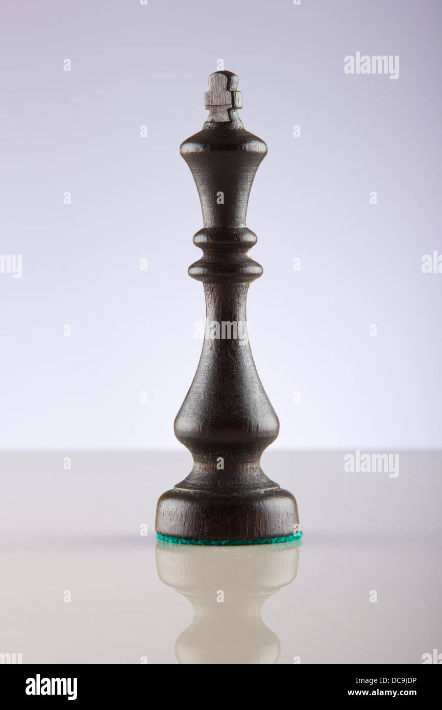 Wallpaper chess king and queen figures with crowns isolated on