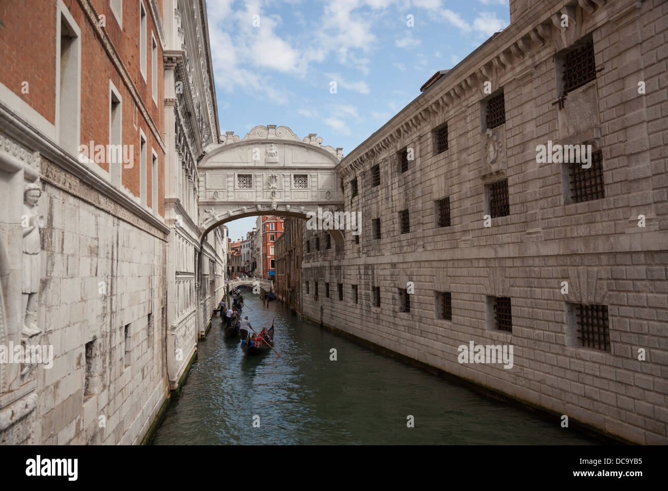 The front view of the Venice's famous Bridge of Sighs (Italy). La vue de face du célèbre Pont des Soupirs, à Venise (Italie). Stock Photo