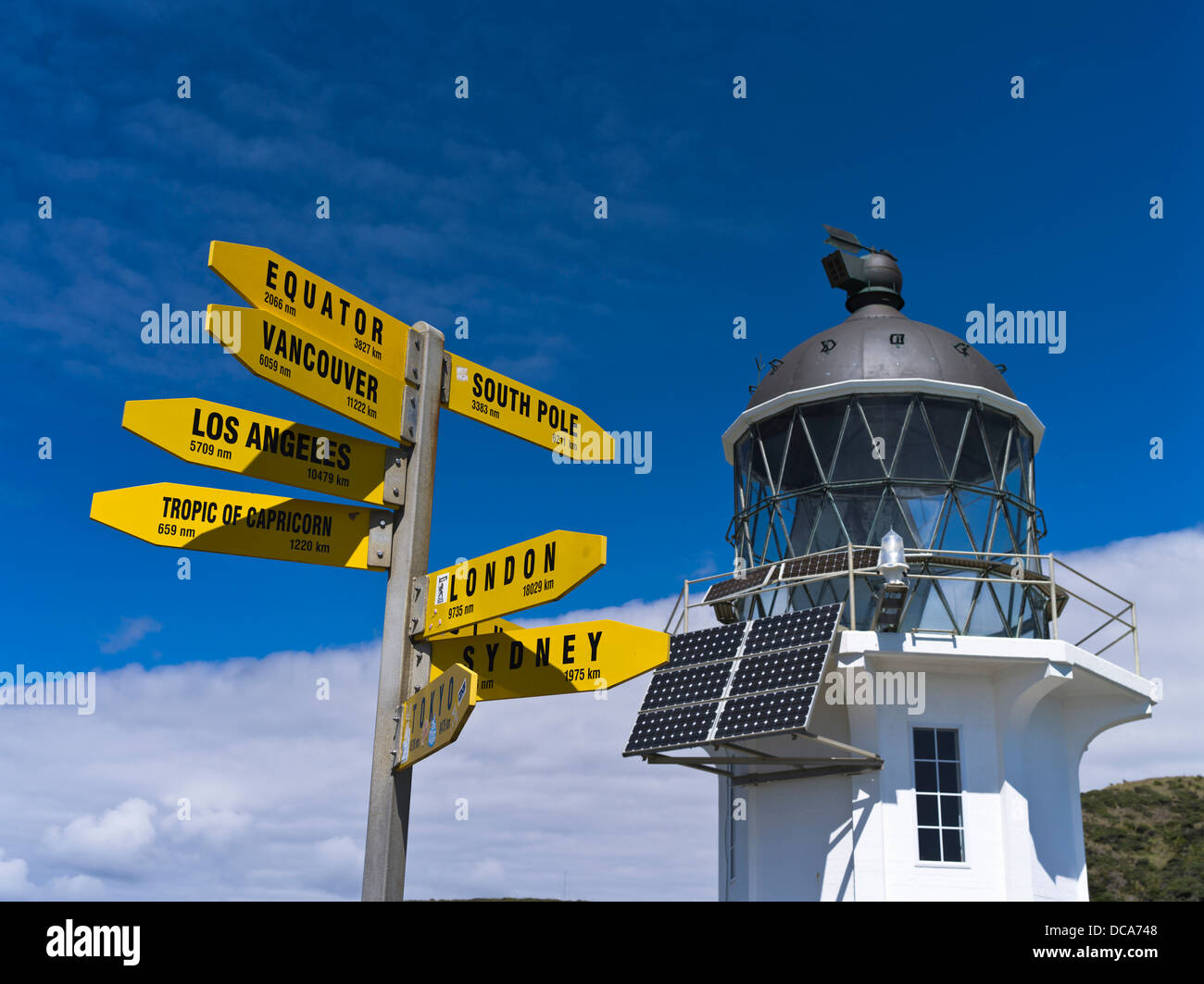 dh Lighthouse CAPE REINGA NEW ZEALAND International signpost lighthouses beacon tower solar panels world sign Stock Photo