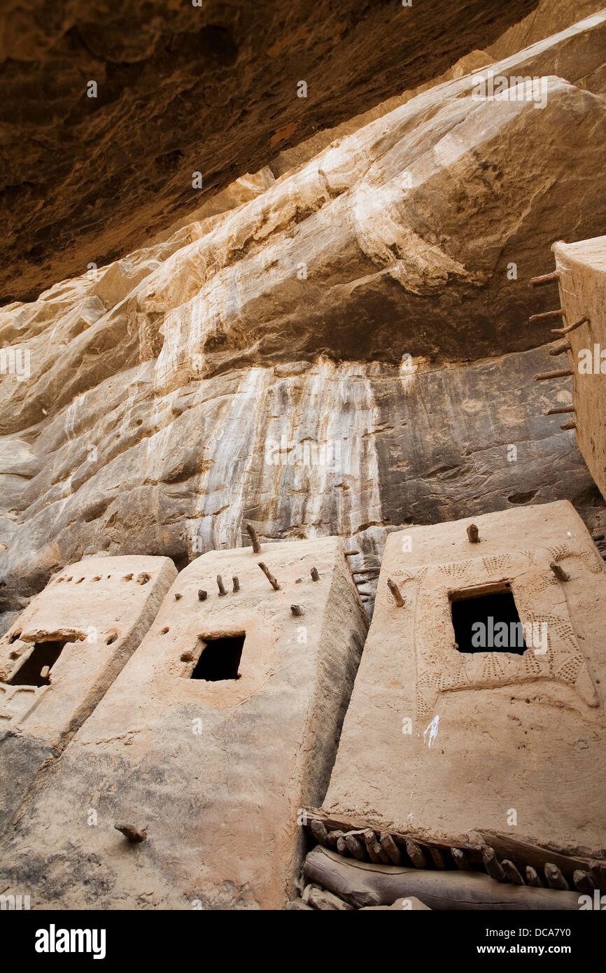 Village below the cliffs of bandiagara hi-res stock photography and ...