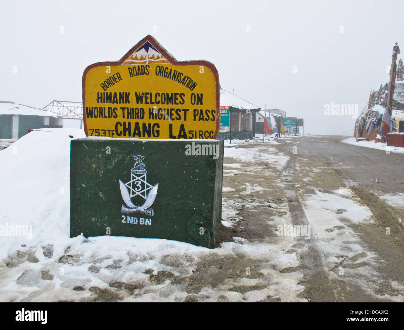 The sign of the third highest pass in the world at Chang-la Stock Photo