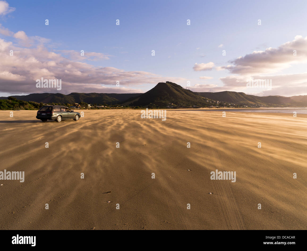 dh Ninety Mile Beach AHIPARA NEW ZEALAND Car on sand beach coastal road evening dusk light Stock Photo