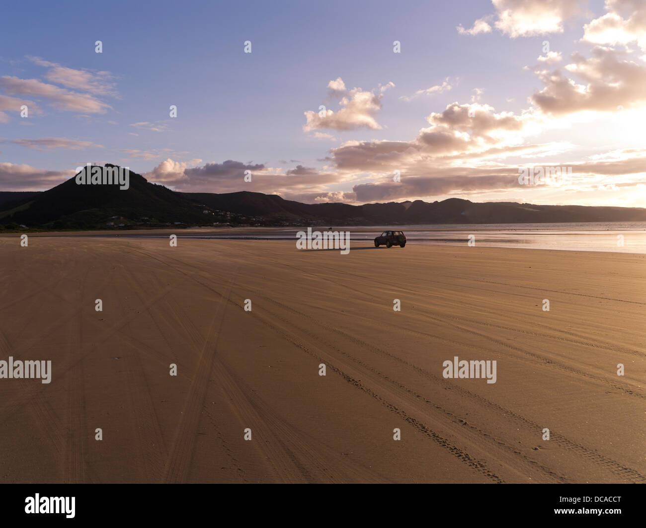 dh Ninety Mile Beach AHIPARA NEW ZEALAND Sand beach car coastal road evening dusk light Stock Photo