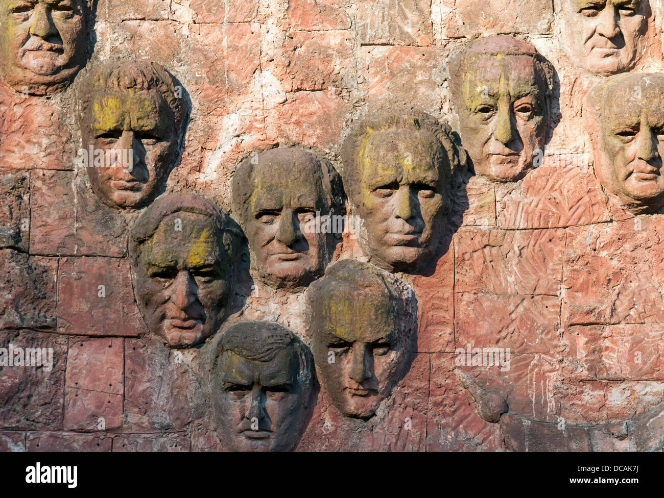 Building with relief of faces hi-res stock photography and images - Alamy