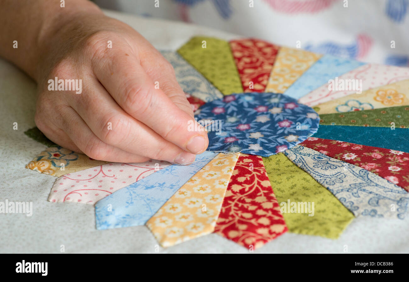 opslaan Bourgeon Varken Woman's Hand Sewing Patchwork Quilt Stock Photo - Alamy