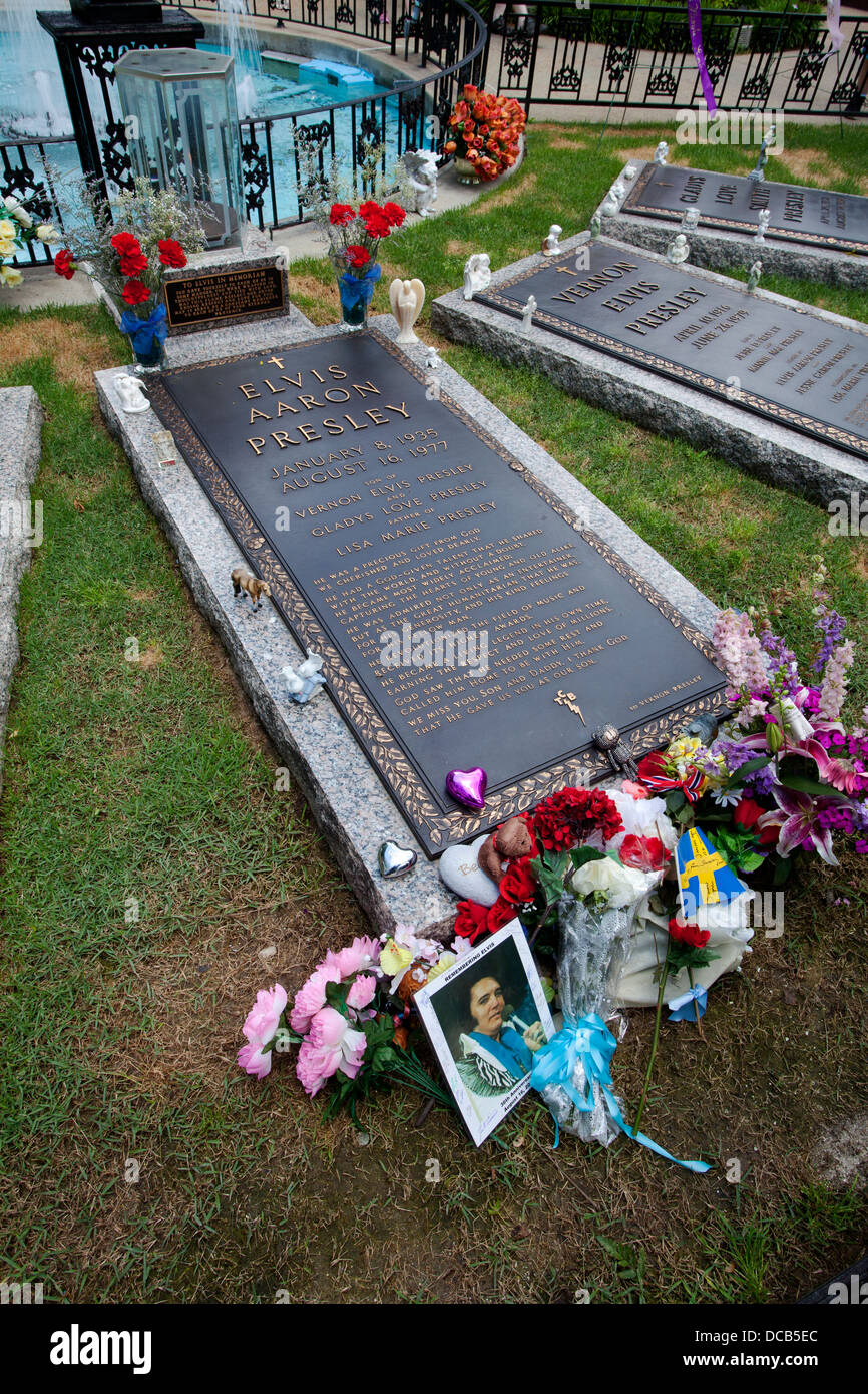 Elvis presley grave hi-res stock photography and images - Alamy