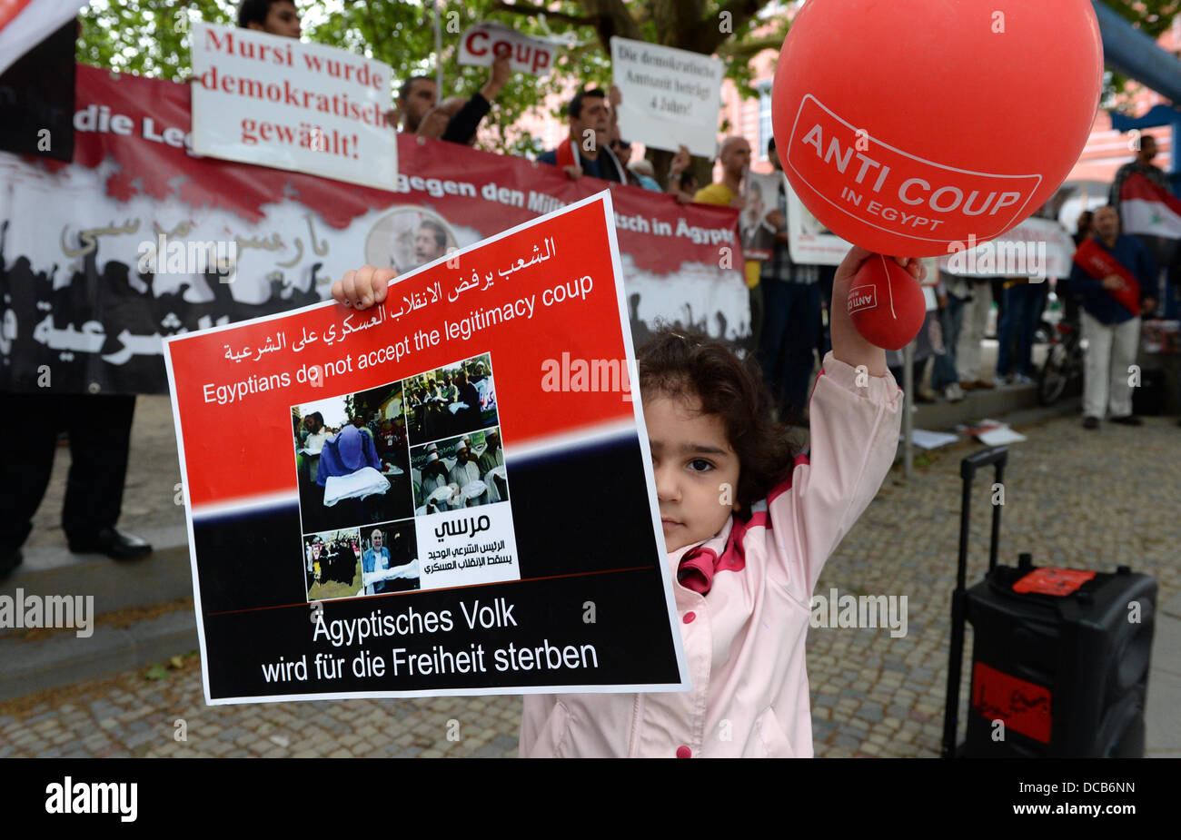 Berlin, Germany. 14th Aug, 2013. Malak (3) holds a poster reading 'Aegyptisches Volk wird für die Freiheit sterben' ('Egypt people will die for freedom') during a demonstration in front of the Foreign Office in Berlin, Germany, 14 August 2013. The protestors demand that the German government intervene to end the bloody conflict. Photo: MATTHIAS BALK/dpa/Alamy Live News Stock Photo