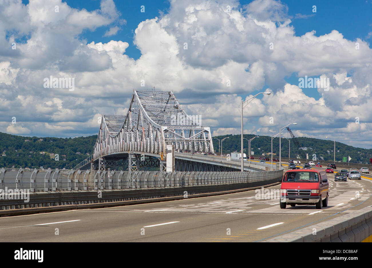 TAPPAN ZEE BRIDGE, NEW YORK, USA - Crossing Hudson River, looking west, on Tappan Zee Bridge. Stock Photo