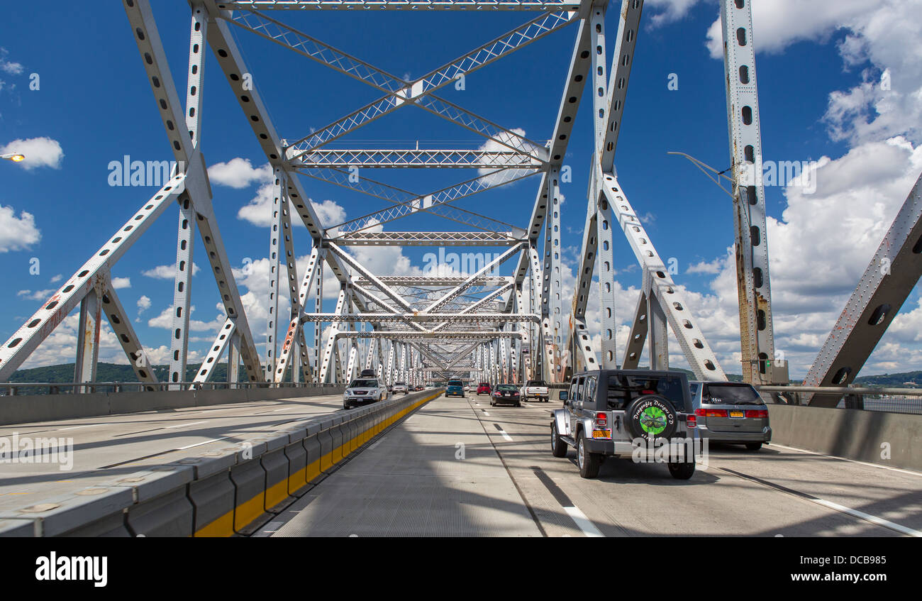 TAPPAN ZEE BRIDGE, NEW YORK, USA Crossing Hudson River westbound on