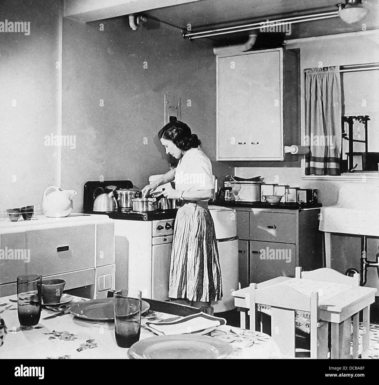 Vintage kitchen housewife hi-res stock photography and images - Alamy