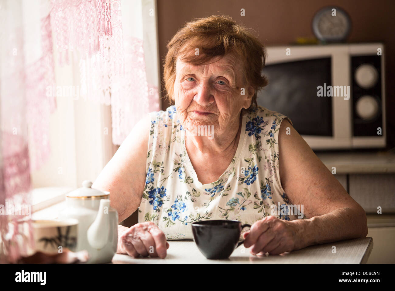 Домашнее реальное бабушки. Пожилая женщина. Старые женщины в домашних условиях. Портрет пожилой женщины. Поделыеженщины за столом.
