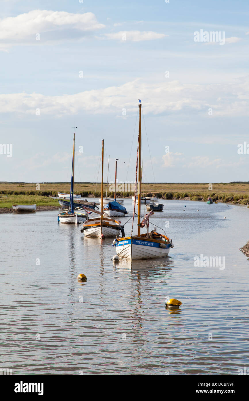 Row fishing boats low tide hi-res stock photography and images - Alamy
