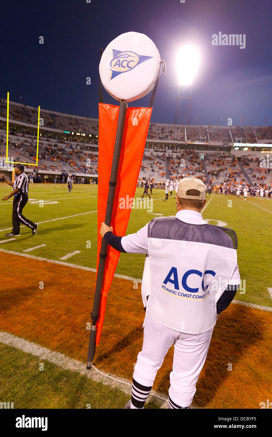 An ACC linesman with a distance marker on the sidelines during the fourth quarter between the Virginia Cavaliers and the North C Stock Photo
