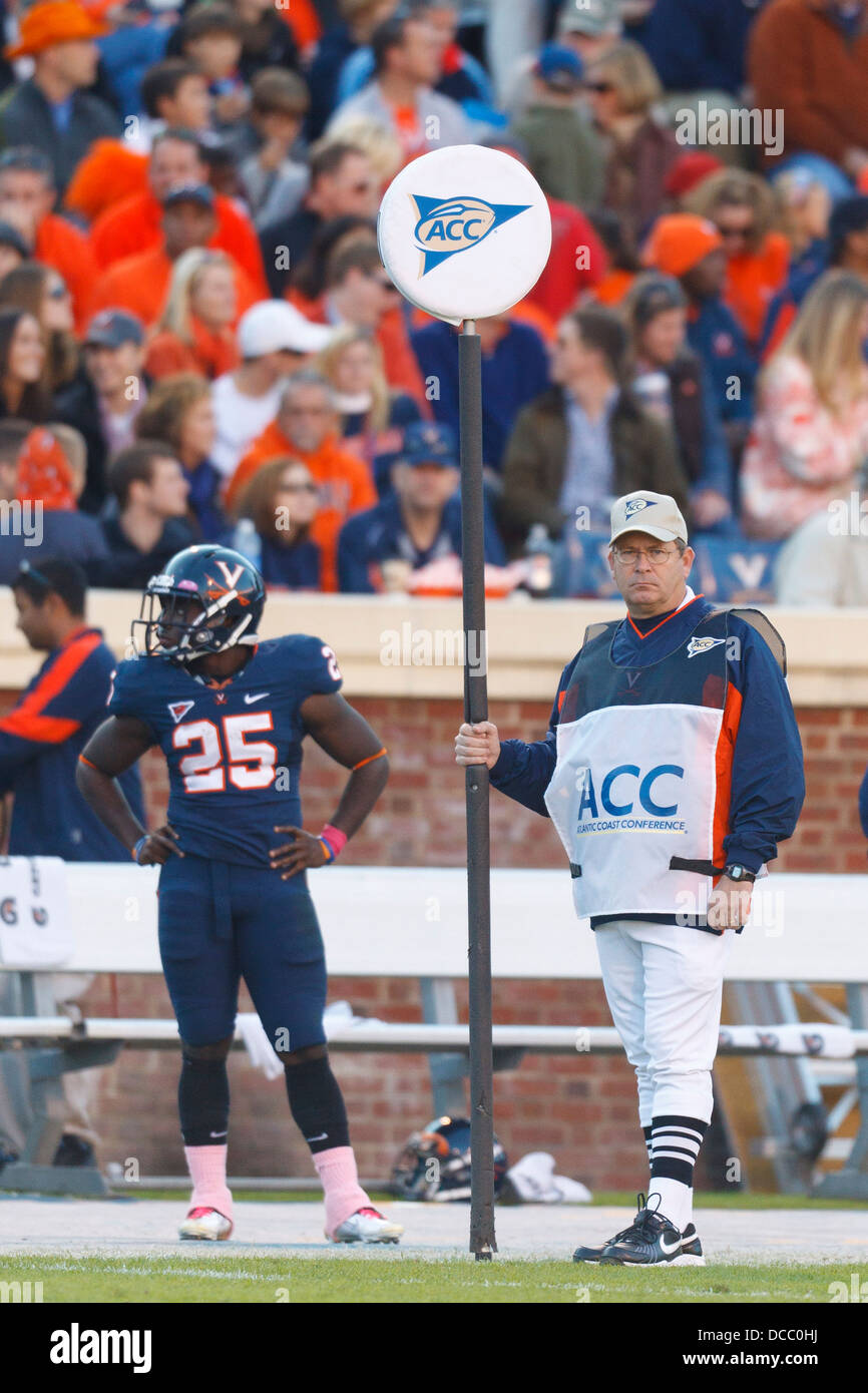 Virginia Cavaliers running back Kevin Parks (25) stands next to an ACC distance marker linesman on the sidelines during the thir Stock Photo