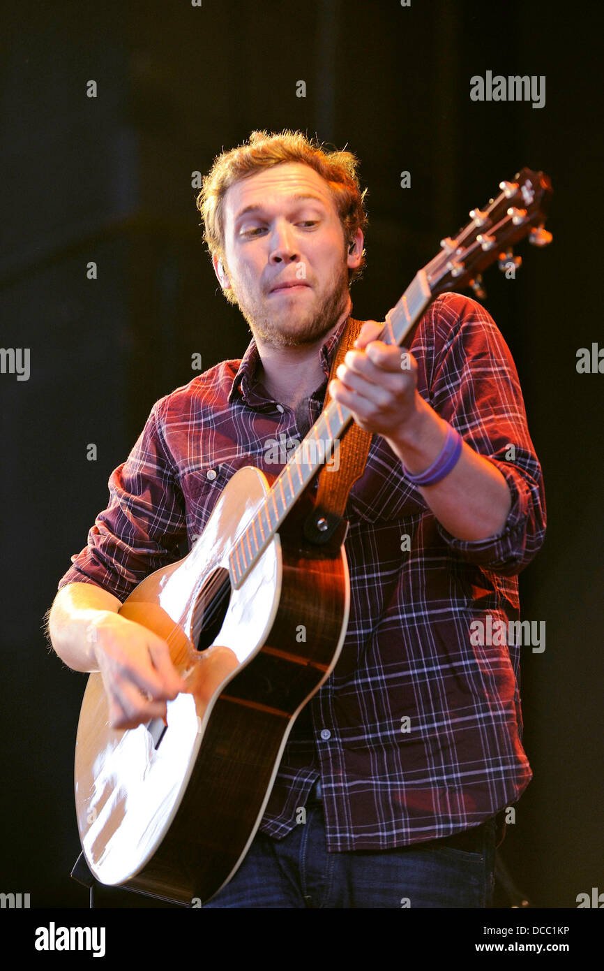 Toronto, Canada. 14th Aug, 2013. American Idol Phillip Phillips performs at Molson Canadian Amphitheatre as the opening act for John Mayer's BORN AND RAISED WORLD TOUR. © EXImages/Alamy Live News Stock Photo