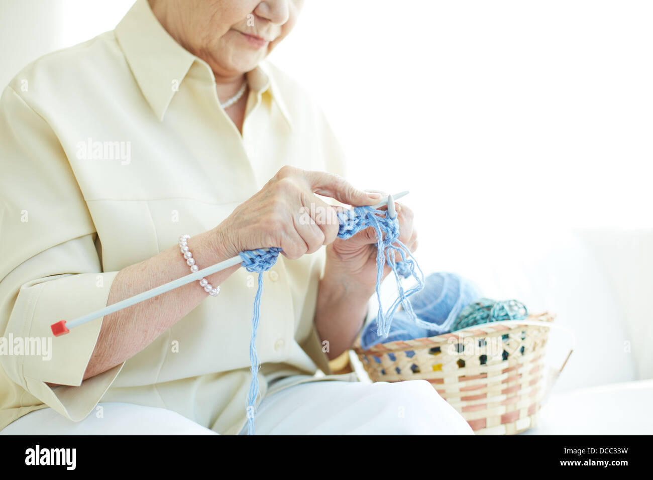 Hands of elderly woman knitting woolen clothes Stock Photo - Alamy