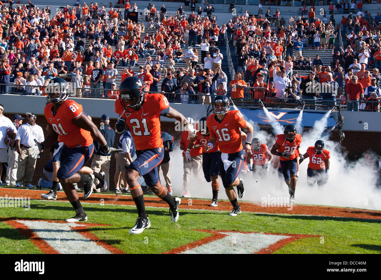 Football entrance smoke hi-res stock photography and images - Alamy