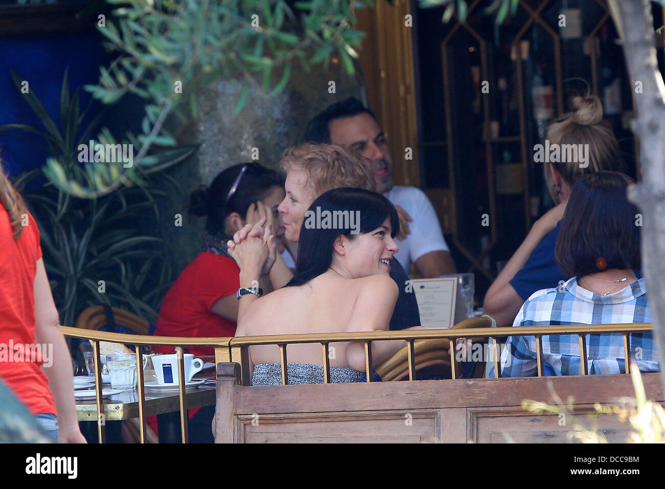 Selma Blair Out To Lunch With Friends At The Little Door