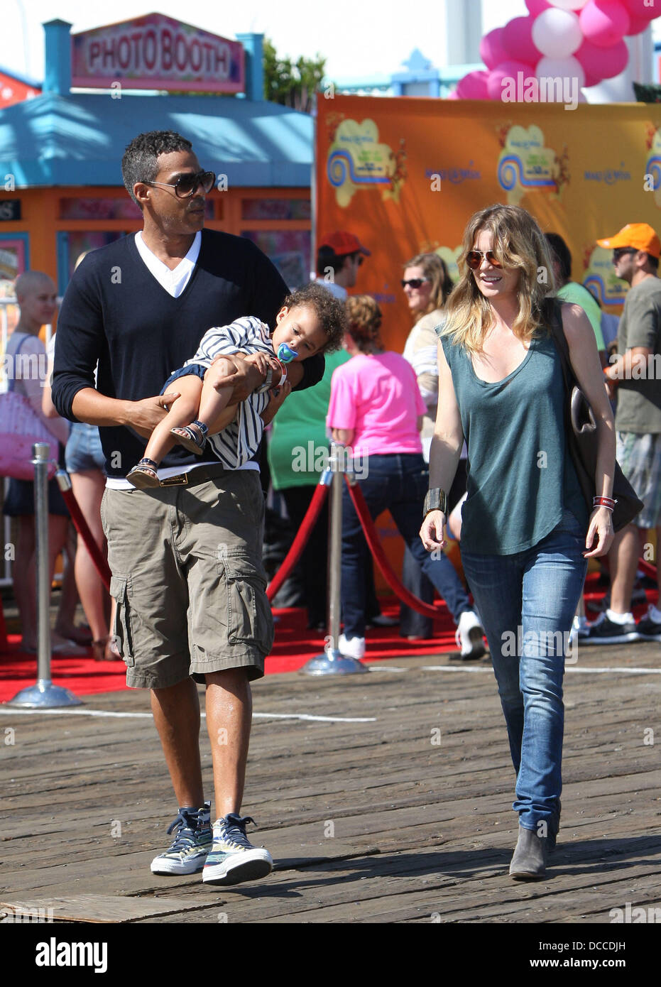 Ellen Pompeo and Chris Ivery with their daughter Stella Luna enjoying a  family day out on Santa Monica pier Santa Monica, California - 02.10.11  Stock Photo - Alamy