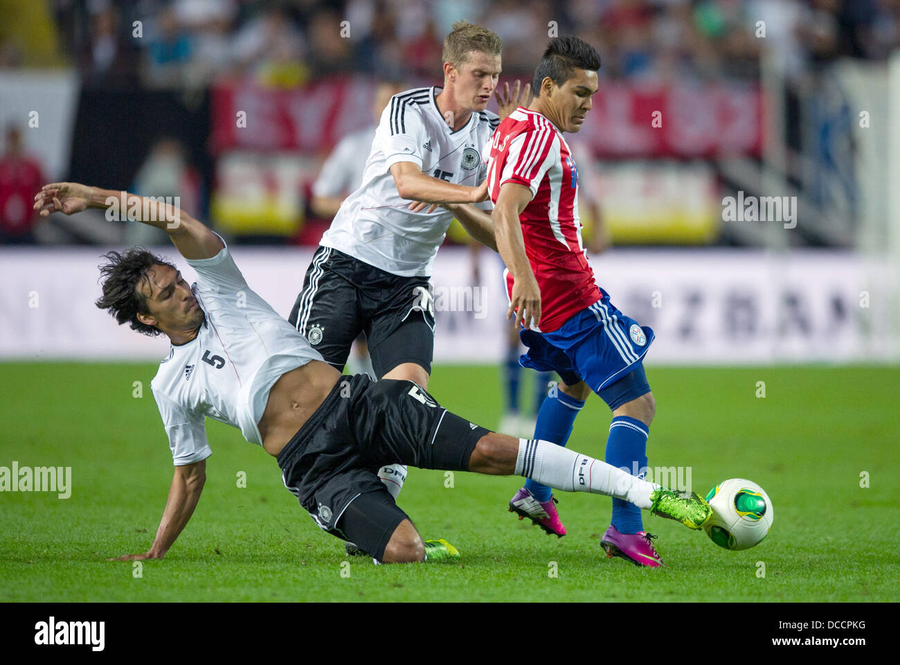 Kaiserslautern, Germany. 14th Aug, 2013. Germany's Mats Hummels (L) and Lars Bender (M) and Paraguay's Jorge Rojas vie for the ball during the international friendly soccer match between Germany vs Paraguay at the Fritz-Walter-Stadium in Kaiserslautern, Germany, 14 August 2013. Photo: Uwe Anspach/dpa/Alamy Live News Stock Photo