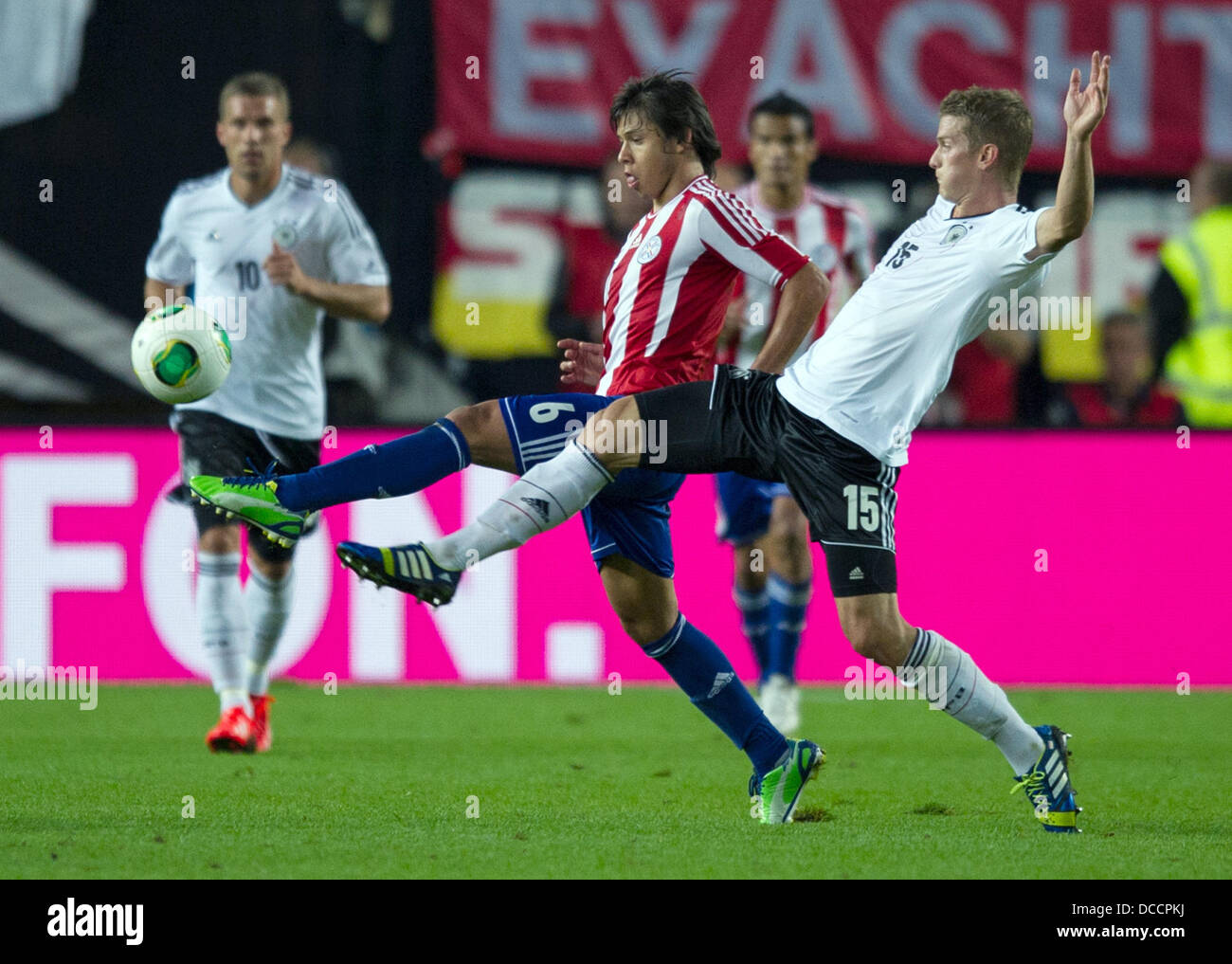 Kaiserslautern, Germany. 14th Aug, 2013. Germany's Lars Bender (R) and Paraguay's Oscar Romero vie for the ball during the international friendly soccer match between Germany vs Paraguay at the Fritz-Walter-Stadium in Kaiserslautern, Germany, 14 August 2013. On the left side of the picture Germany's Mats Hummels. Photo: Uwe Anspach/dpa/Alamy Live News Stock Photo