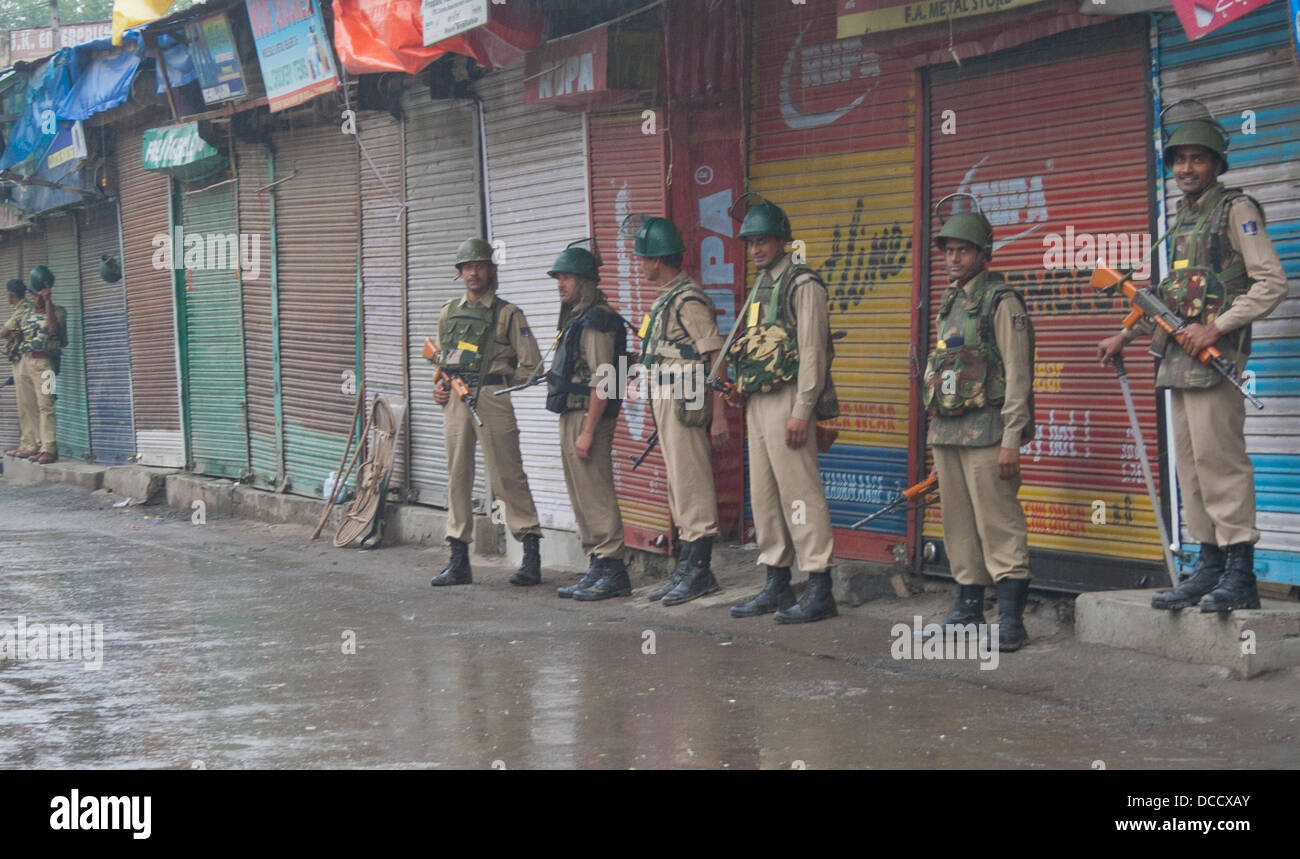 Srinagar, Indian Administered Kashmir 15th AUGUST 2013. Indian policemen patrol a street during India's Independence Day in Srinagar, the summer capital city of Indian-administered Kashmir. Authorities had imposed restrictions even as a complete shutdown was observed in the disputed Himalyan region on the call of pro-independence groups as a mark of protest . (Sofi Suhail/ Alamy Live News) Stock Photo