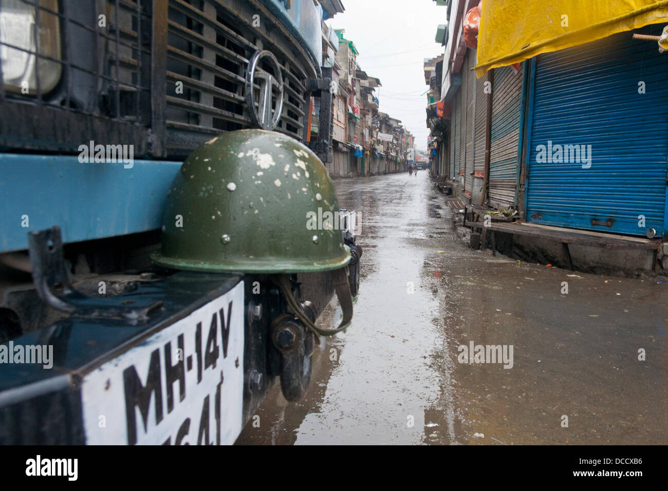 Srinagar, Indian Administered Kashmir 15th AUGUST 2013. A view of a deserted street during India's Independence Day in Srinagar, the summer capital city of Indian-administered Kashmir. Authorities had imposed restrictions even as a complete shutdown was observed in the disputed Himalyan region on the call of pro-independence groups as a mark of protest . (Sofi Suhail/ Alamy Live News) Stock Photo
