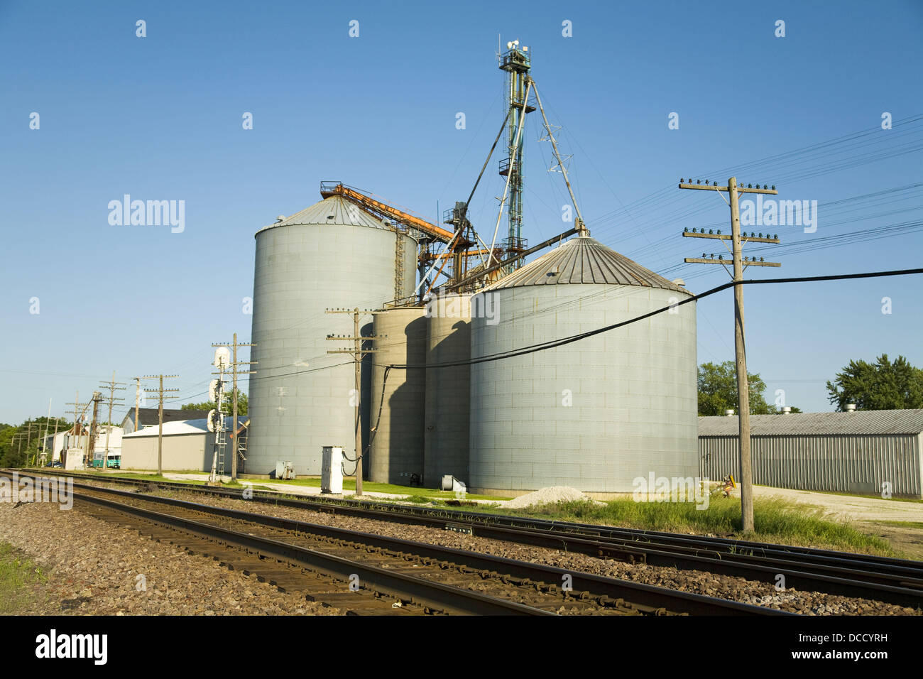 ILLINOIS DeKalb Grain storage bins along railroad tracks in small midwestern town Stock Photo