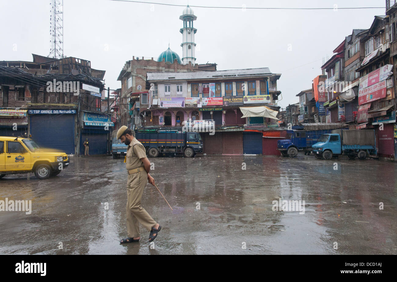 Srinagar, Indian Administered Kashmir 15th AUGUST 2013. An Indian policeman patrol a street during India's Independence Day in Srinagar, the summer capital city of Indian-administered Kashmir. Authorities had imposed restrictions even as a complete shutdown was observed in the disputed Himalyan region on the call of pro-independence groups as a mark of protest . (Sofi Suhail/ Alamy Live News) Stock Photo