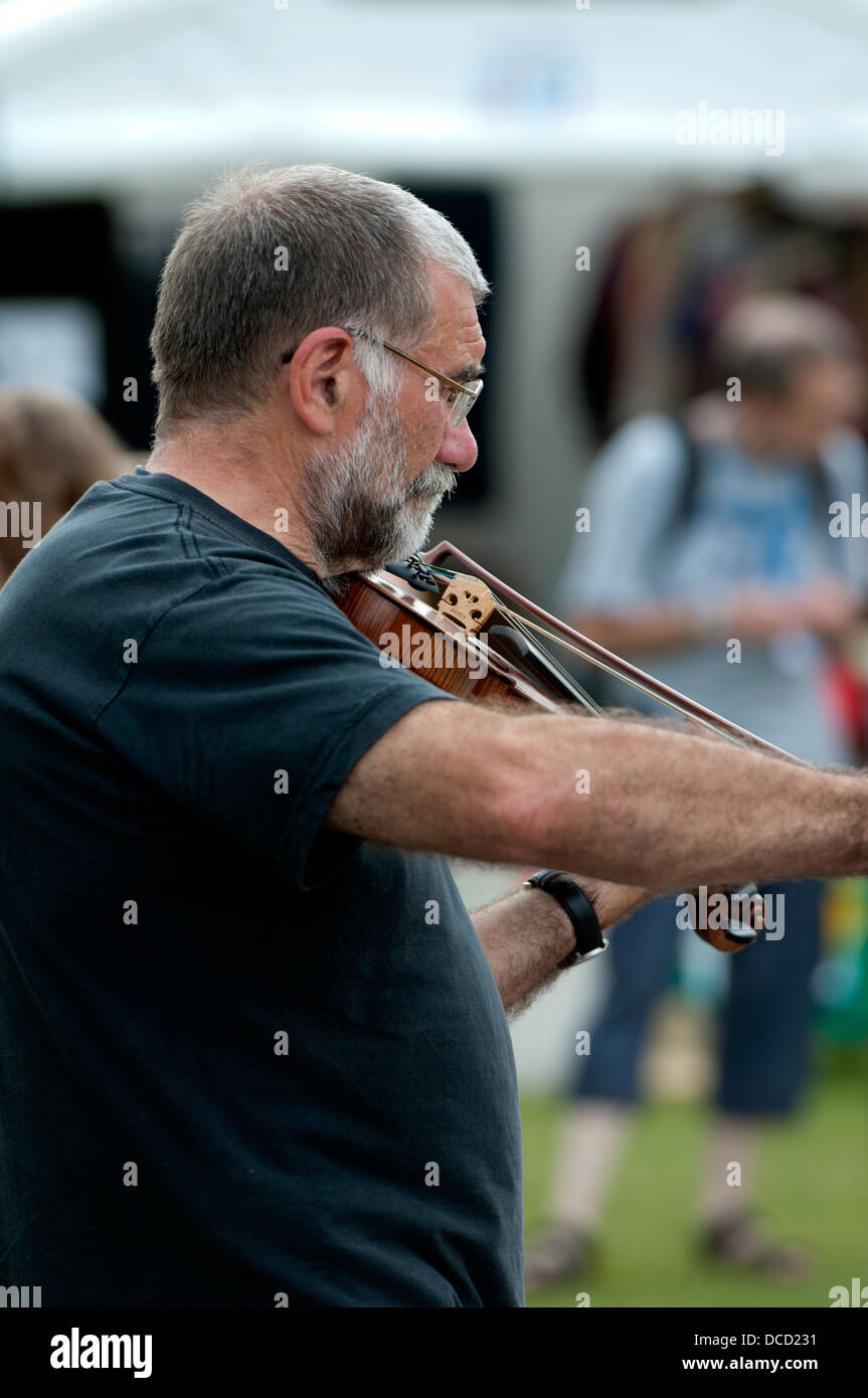 Fiddle player at Warwick Folk Festival, UK Stock Photo