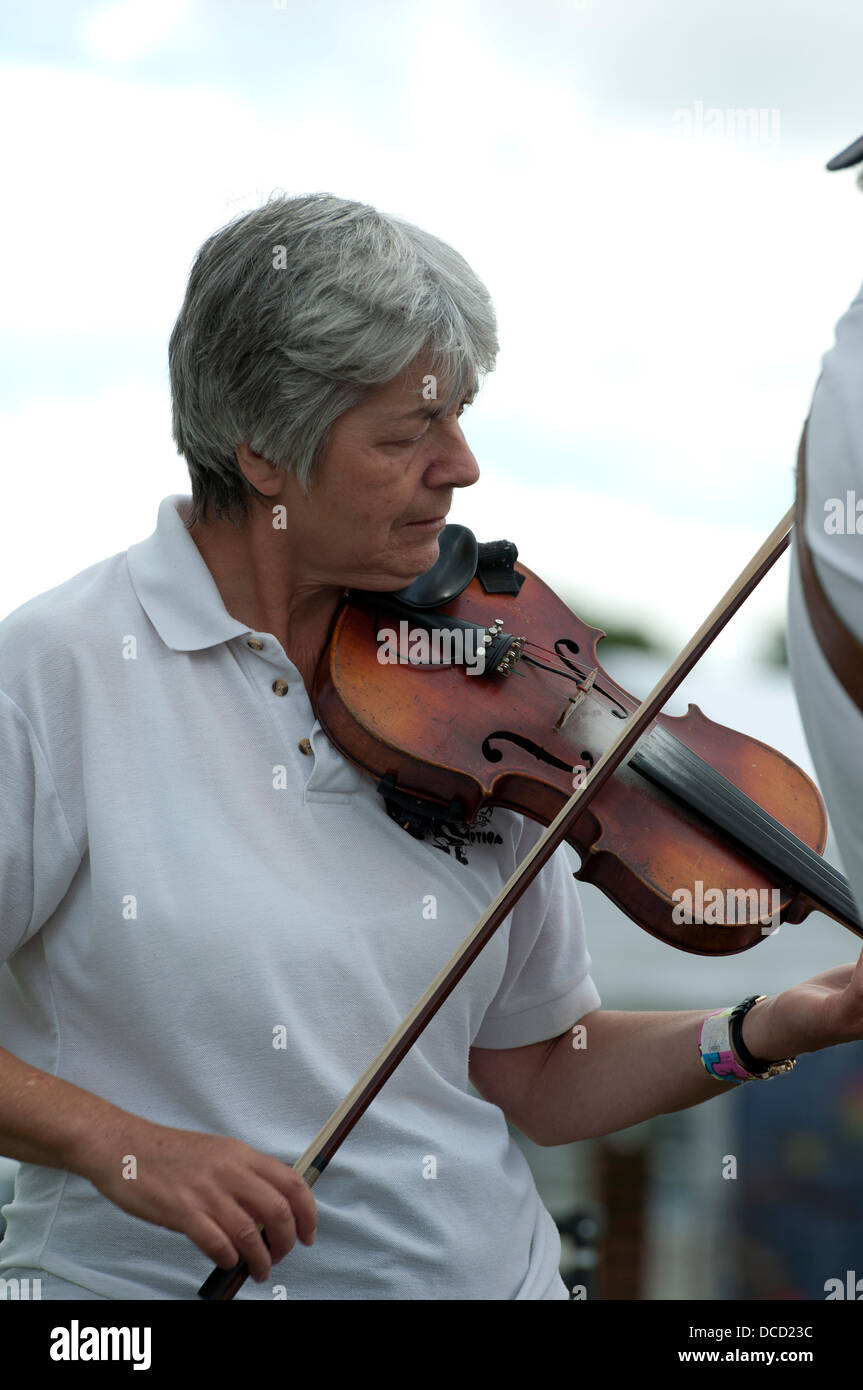 Fiddle player at Warwick Folk Festival, UK Stock Photo